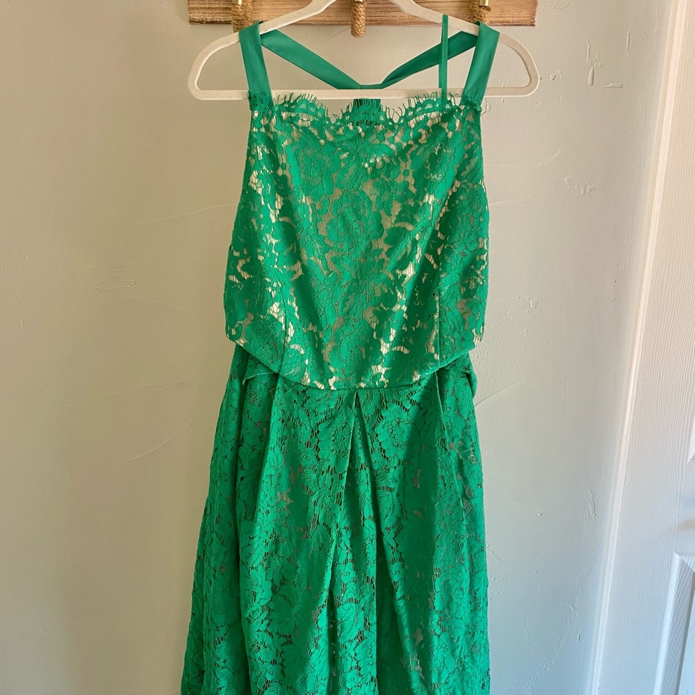 Emerald green lace dress. So beautiful!